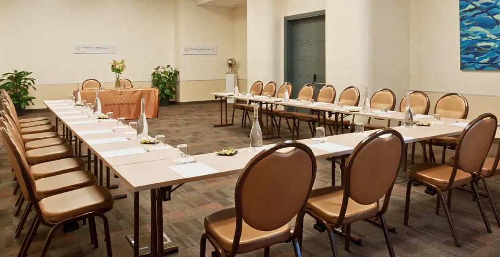 A sala Europa distingue-se pela sua sobriedade e elegância