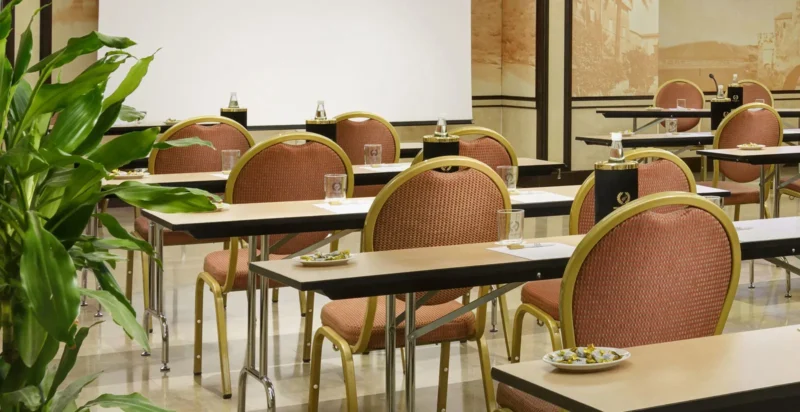 Sala A: íntima e confortável para até 20 pessoas